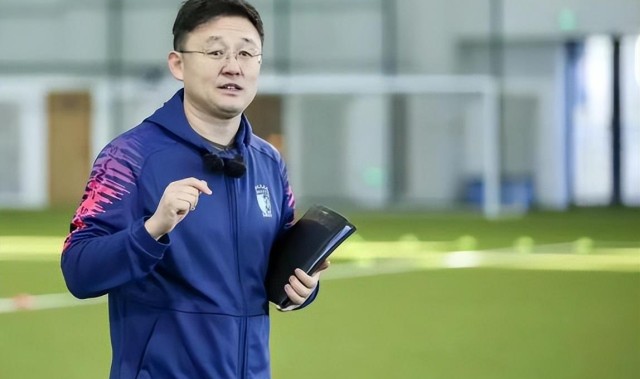 足球直播在线观看无插件-意外！大连球迷都以为崔麒新赛季会走，结果英博离队公告却没他