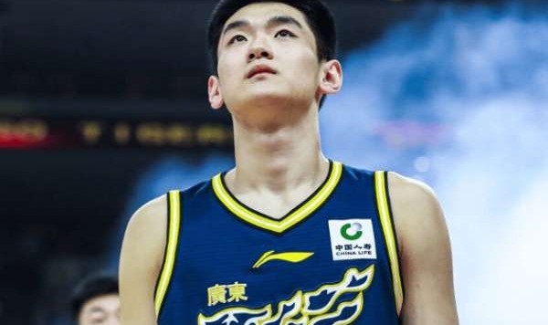 亲密互动，广东19岁王洪泽恋情曝光，女友可爱，体育生，杜锋祝福|大王|广东男篮|浙江男篮|陈家政|任骏飞_新浪体育_新浪新闻