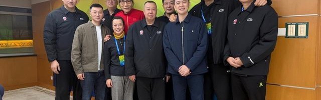 足球直播在线观看无插件-杨鸣卸任辽篮主帅现身CBA杯举办地：社媒晒与巴特尔等名宿合照