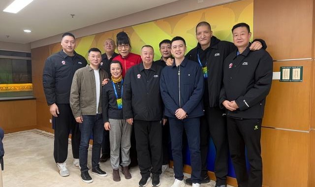 足球直播在线观看无插件-杨鸣卸任辽篮主帅现身CBA杯举办地：社媒晒与巴特尔等名宿合照