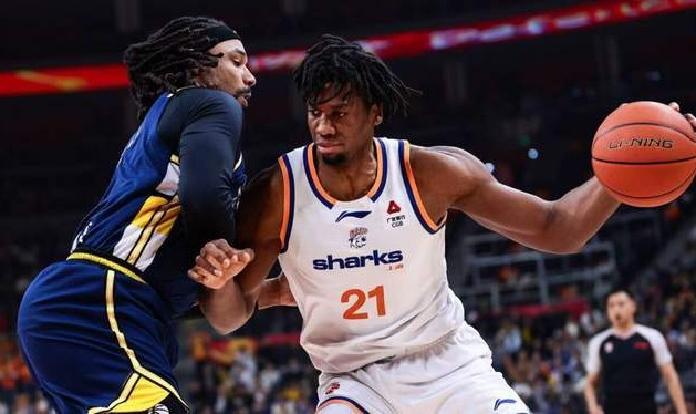 足球在线直播-两战狂砍40分31板！超级内线将争冠热门打回原形，卢伟收获杀手锏